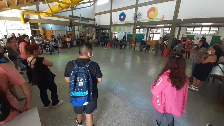 Denuncian que tienen hasta 49 alumnos por aula en el CPEM 40