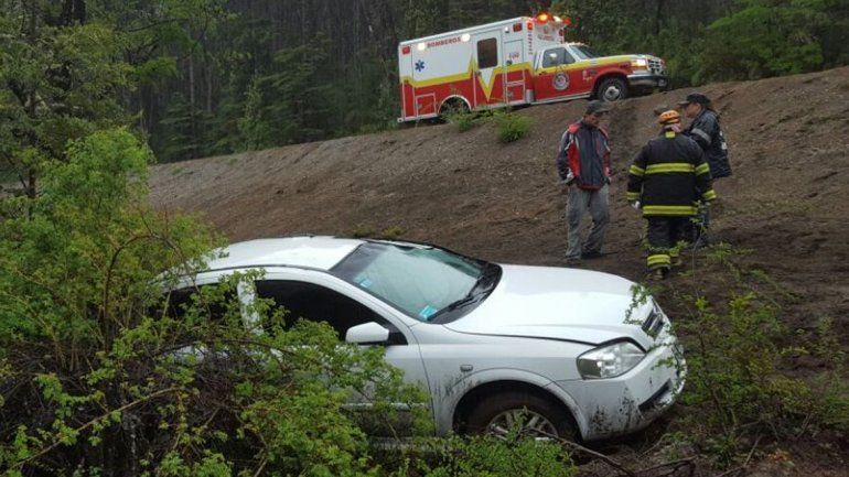 Un Chevrolet Astra terminó en el barranco tras el despiste.