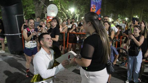 Romance en la Corrida de Centenario: llegó a la meta y le propuso matrimonio a su novia