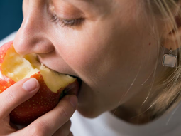 Hay evidencia médica: la manzana contiene numerosas sustancias saludables. Hay evidencia médica: la manzana contiene numerosas sustancias saludables.