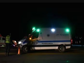 La conductora de la EcoSport fue la única que logró escapar por sus propios medios, en medio del shock y las bajas temperaturas. La conductora de la EcoSport fue la única que logró escapar por sus propios medios, en medio del shock y las bajas temperaturas.