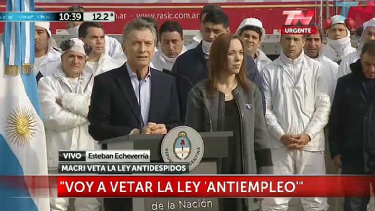 Macri anunció que vetará la ley antidespidos.