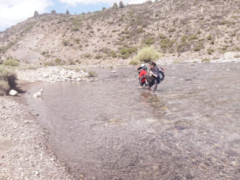 Las familias que viven en la margen este del río Cuyín Manzano cruzan a pie o a caballo para ir a Villa Traful. Las familias que viven en la margen este del río Cuyín Manzano cruzan a pie o a caballo para ir a Villa Traful.