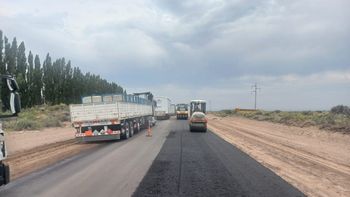 80 toneladas diarias de asfalto caliente: la RN 151 se prepara para el boom de Vaca Muerta y la fruta. Foto: Vialidad Nacional. 80 toneladas diarias de asfalto caliente: la RN 151 se prepara para el boom de Vaca Muerta y la fruta. Foto: Vialidad Nacional.