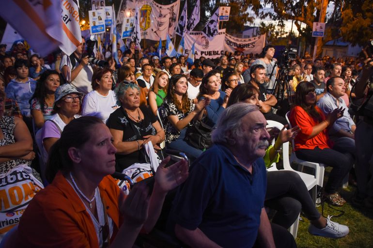 Militantes en la plaza de los petroleros, en el oeste neuquino, en apoyo a Rioseco y Wado de Pedro.
