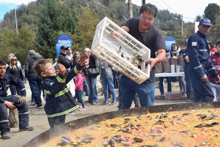 El bomberito Aaron, otros de los voluntarios cocineros, en Semana Santa.