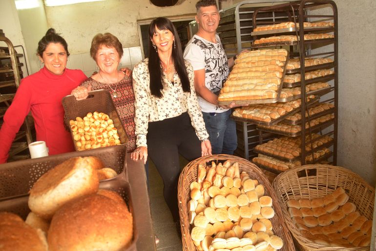 Débora, Nélida, Mariela y Gustavo en la fábrica de Estación Margus. Créditos: Antonio Spagnuolo