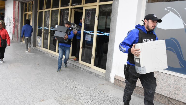 Tarjetas sociales, ahora todos miran a la Justicia