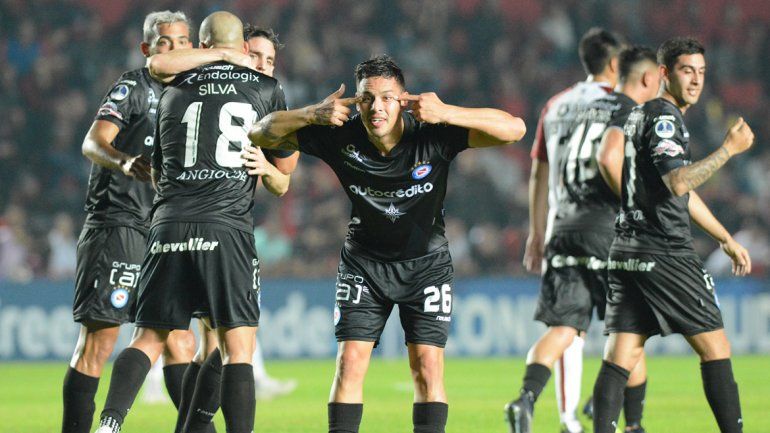 Argentinos ganó el primer cruce con Colón