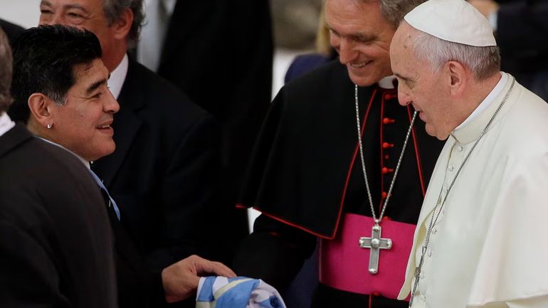 El Papa Francisco con Diego Maradona El Papa Francisco con Diego Maradona