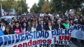 la unco vuelve a las calles y hay paro contra el recorte del presupuesto universitario la unco vuelve a las calles y hay paro contra el recorte del presupuesto universitario