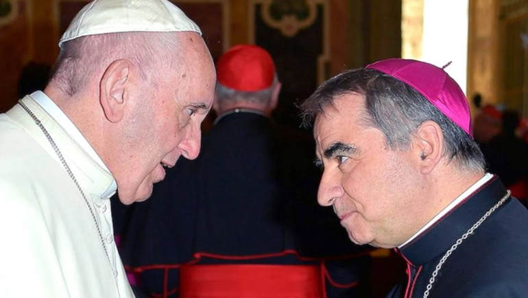 Francisco le quitó al italiano sus “derechos asociados al cardenalato” en 2020, cuando quedó envuelto en un escándalo de corrupción. Francisco le quitó al italiano sus “derechos asociados al cardenalato” en 2020, cuando quedó envuelto en un escándalo de corrupción.