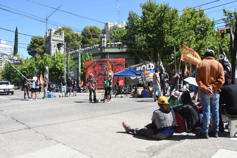 Las organizaciones sociales volvieron a las calles y protestan en pleno centro