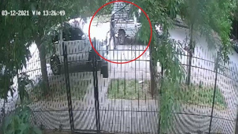 Se le cayó la billetera en frente de su casa y un conductor se la llevó