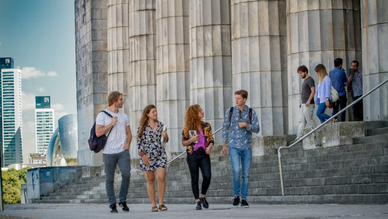 Universitarios de todo el país pueden inscribirse para becas en Neuquén, Río Negro y Buenos Aires