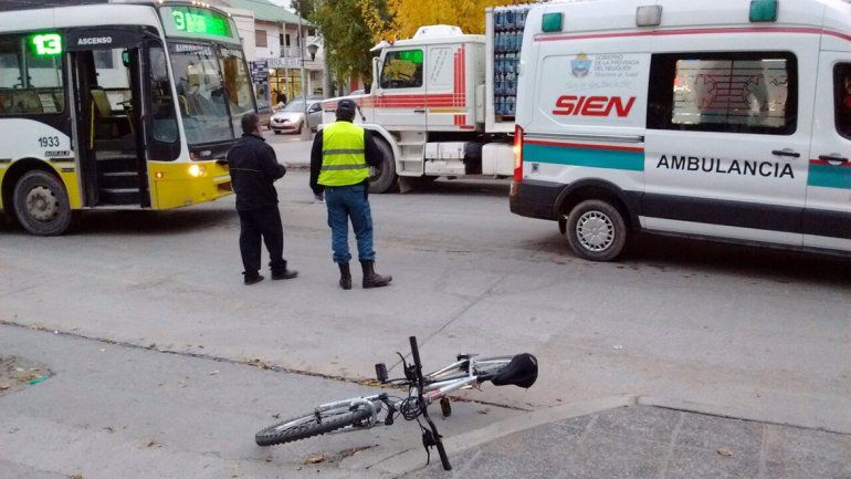 Una ciclista resultó herida tras chocar contra un colectivo
