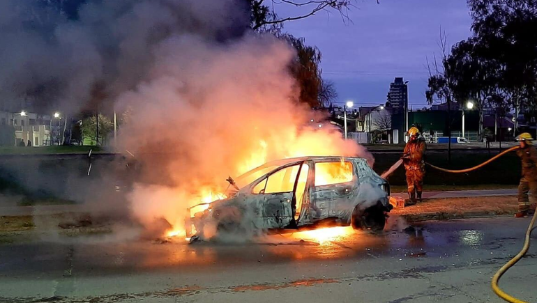 Impresionante incendio: manejaba por Primeros Pobladores y se le prendió fuego el auto