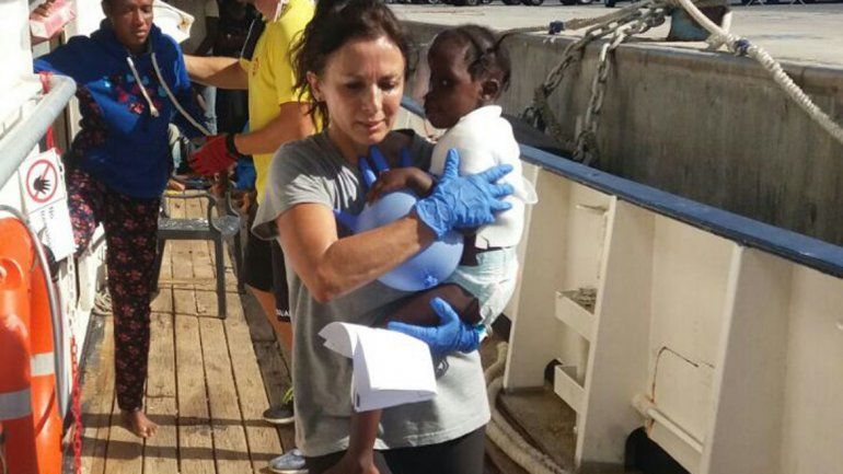 Cientos de inmigrantes africanos naufragan en las costas de Libia para escapar del continente. Hasta allí llegó la médica dermatóloga Fernanda Barral.