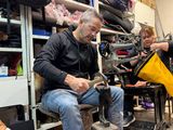 La Muni anunció un curso de zapatero para aprender a reparar calzado.