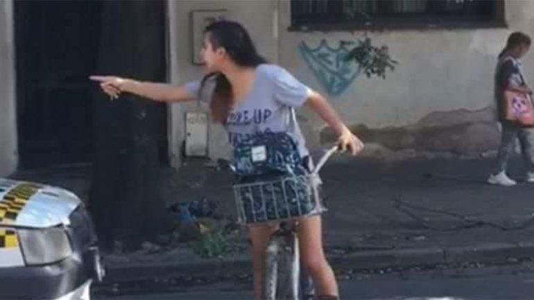 Enfrentó a un taxista que la acosó en plena calle