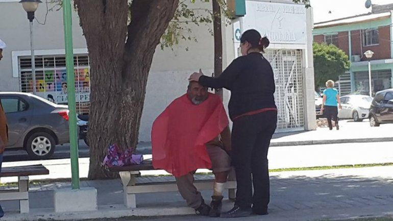 Solidaridad: una peluquera asistió a dos personas que viven en la calle