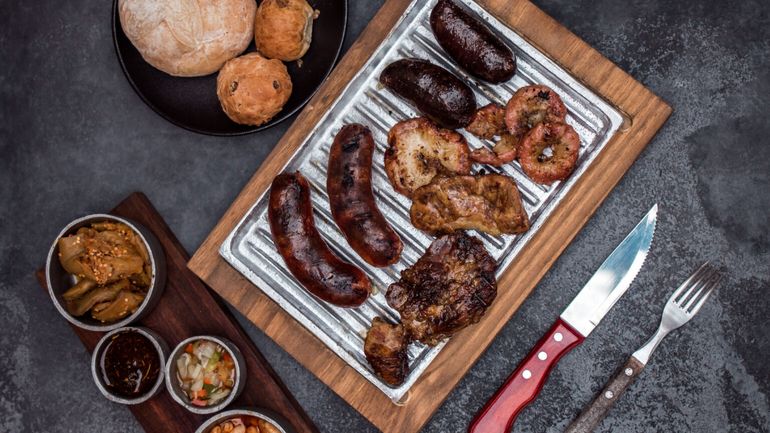 Asau es el restaurante que funciona en el complejo del hotel Wyndham Garden Luján, viernes sábados y feriados. Asau es el restaurante que funciona en el complejo del hotel Wyndham Garden Luján, viernes sábados y feriados.