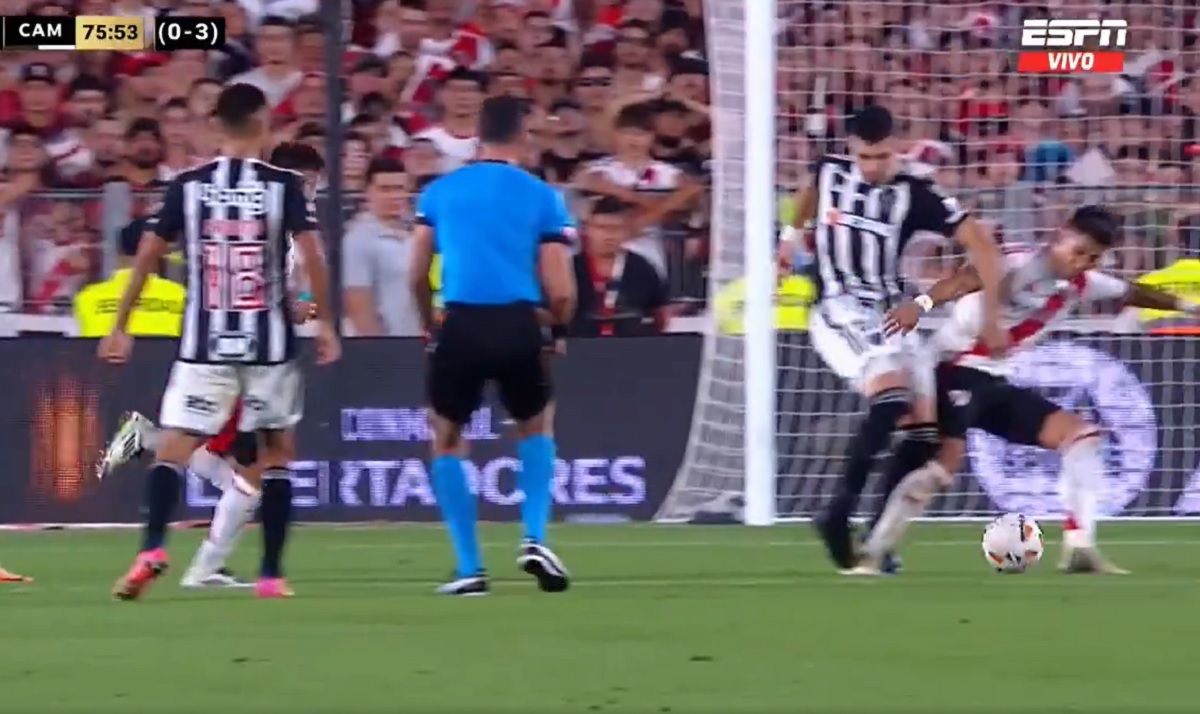 El momento de la infracción de Battaglia, de Mineiro, contra Meza, de River.&nbsp;