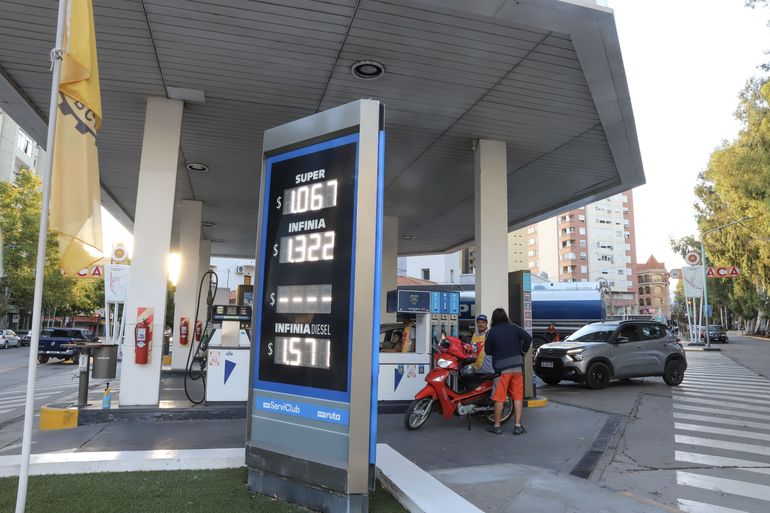 Sin nafta, bancos ni clases por el paro de la CGT en Neuquén: qué pasa con los colectivos y residuos