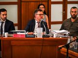 El abogado defensor, Federico Ruffa, y, a su izquierda, el condenado, Ricardo La Regina, durante el juicio por la matanza de pingüinos en Punta Tombo, realizado a fines de 2024.