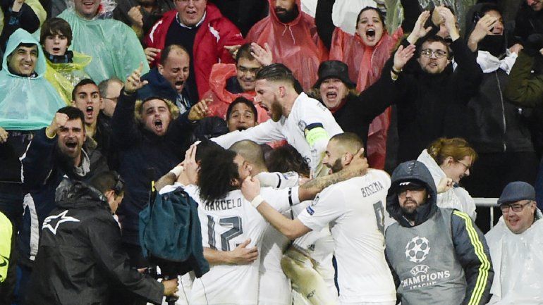 Los jugadores merengues festejan junto al público.