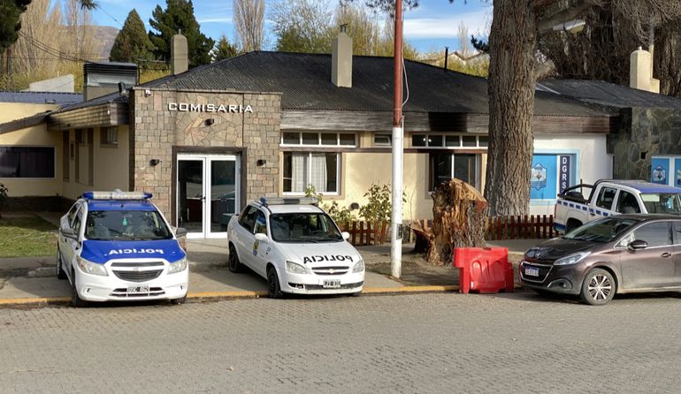 Tras su detención, el hombre fue trasladado a una sede policial en El Calafate: tiene antecedentes, incluso de cuando era adolescente. Tras su detención, el hombre fue trasladado a una sede policial en El Calafate: tiene antecedentes, incluso de cuando era adolescente.
