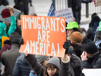 Las contribuciones de los latinos son esenciales para las industrias que enfrentan escasez de mano de obra, impulsando un crecimiento más amplio de la economía, dice el U.S. Latino GDP Report. Foto: TeenVogue