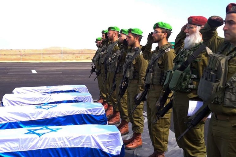 Las FDI saludan a los rehenes fallecidos en su regreso a casa luego de más de 500 días en las manos de terroristas. Las FDI saludan a los rehenes fallecidos en su regreso a casa luego de más de 500 días en las manos de terroristas.