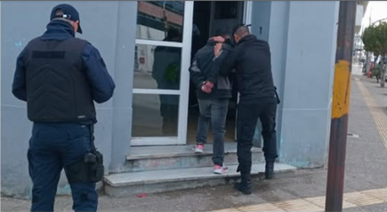 El joven de 29 años quedó alojado en la Comisaría Primera de Comodoro Rivadavia (imagen de archivo). El joven de 29 años quedó alojado en la Comisaría Primera de Comodoro Rivadavia (imagen de archivo). 