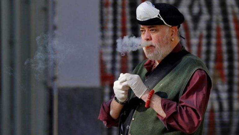 Advirtieron que fumar puede transmitir COVID