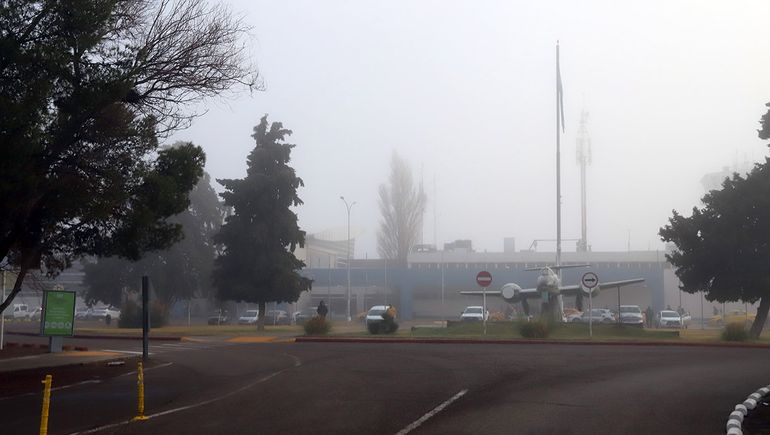 El aeropuerto estuvo cerrado  este jueves nuevamente por la niebla.