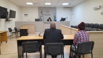 Brenda Rúa (de espaldas) en la audiencia por el tiroteo a la Oficina Judicial de Comodoro Rivadavia. Brenda Rúa (de espaldas) en la audiencia por el tiroteo a la Oficina Judicial de Comodoro Rivadavia.