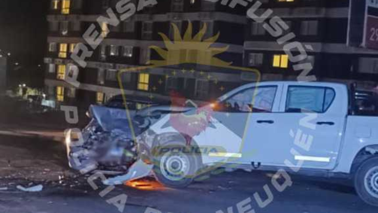Violento choque frontal en Ruta 7, entre un taxi y una camioneta petrolera