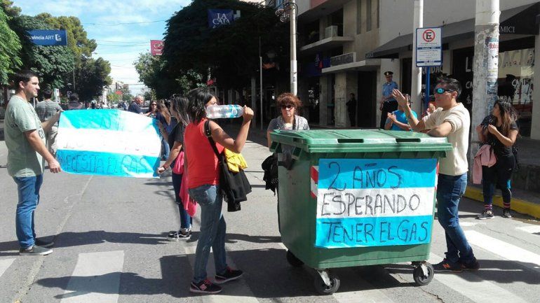 Familias de las 120 Viviendas de Senillosa reclaman gas