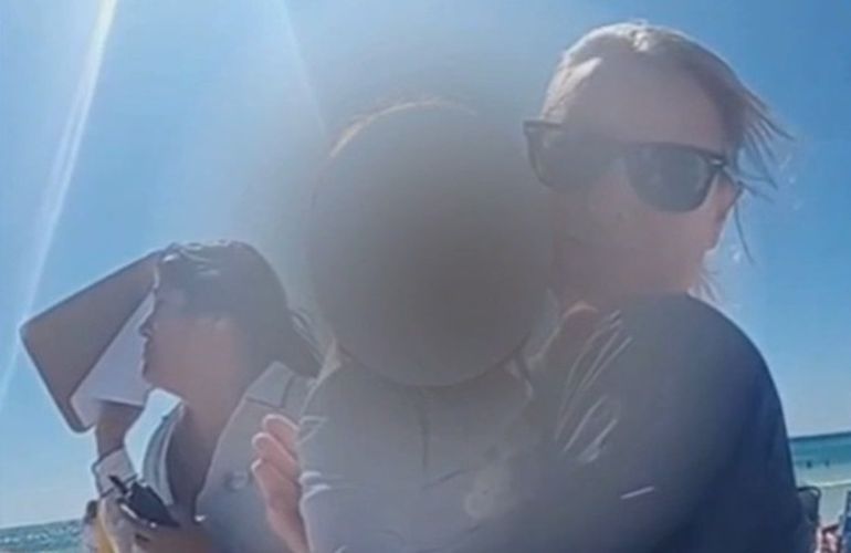 Dejaron a un bebé solo en la playa para ir a pasear con sus otros tres hijos Dejaron a un bebé solo en la playa para ir a pasear con sus otros tres hijos