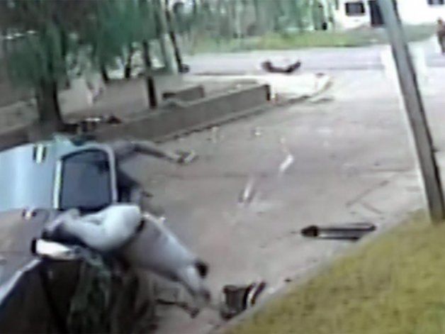 Video: escapaban de una entradera, volcaron, se robaron otro auto y huyeron