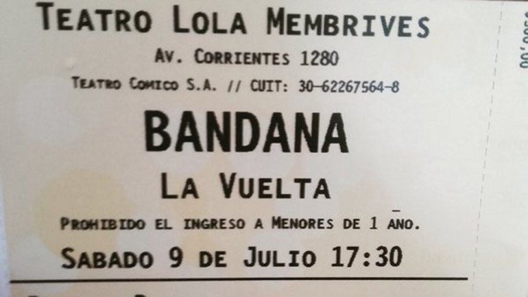 Un fanático de la banda muestra la entrada del show del día sábado 9 de julio