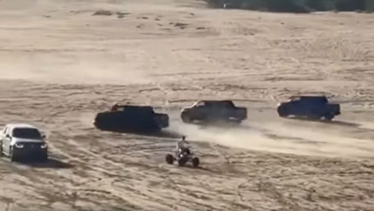 Una camioneta que corría picadas chocó a un motociclista