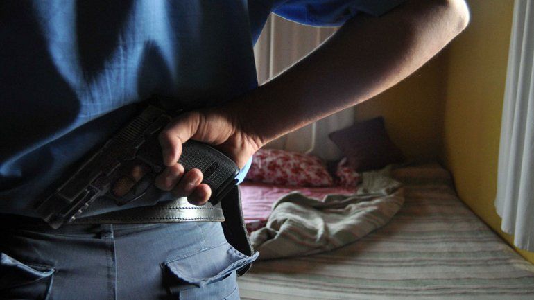 Policías con problemas de consumo y un arma a mano, son un peligro para ellos y para terceros. Policías con problemas de consumo y un arma a mano, son un peligro para ellos y para terceros.