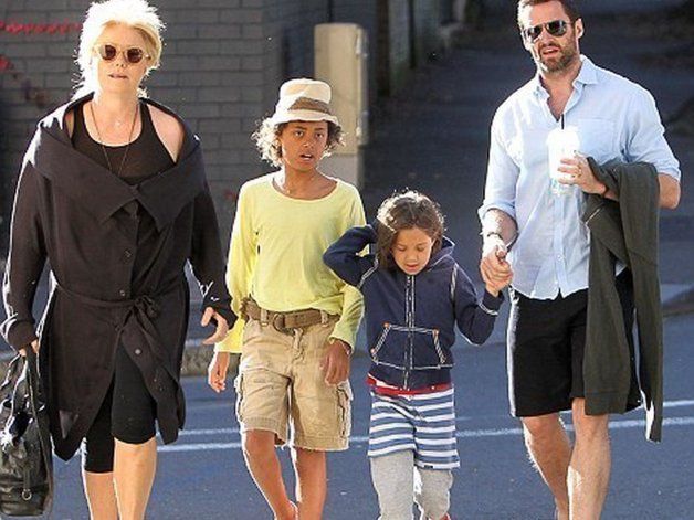 Furness y Hugh Jackman perdieron dos embarazos antes de adoptar a Oscar (2000) y a Ava (2005).