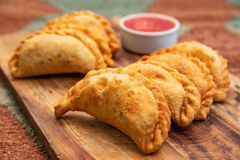 Empanadas tradicionales del norte argentino. Siempre acompañadas de limón o alguna salsita.