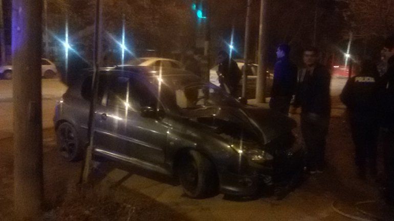 Un automovilista subió a la vereda y chocó contra un poste de luz