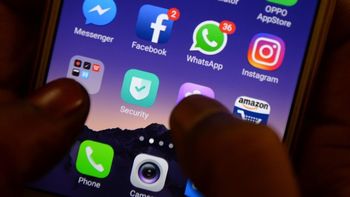 Facebook y WhatsAp: las plataformas elegidas por los argentinos para informarse