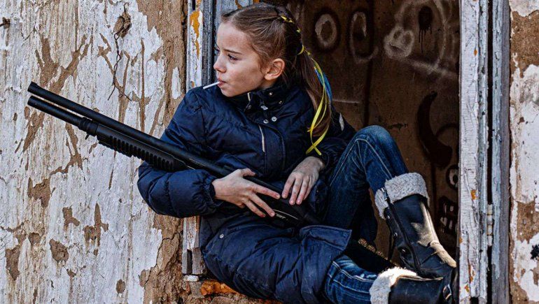 La foto de una niña ucraniana con un chupetín y una escopeta se hizo viral