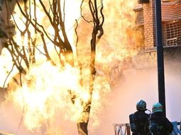 un edificio quedo envuelto en llamas de hasta 12 metros: varios heridos y vecinos evacuados un edificio quedo envuelto en llamas de hasta 12 metros: varios heridos y vecinos evacuados
